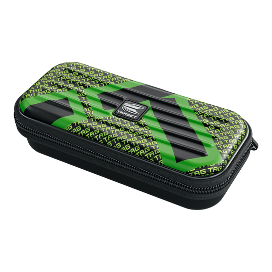 Pouzdro na šipky Target Takoma TAG Das Bild zeigt ein rechteckiges Etui mit Reißverschluss, das vorwiegend schwarz und grün ist. Auf dem Etui steht mehrfach das Wort "TAG" und in der Mitte befindet sich ein silbernes "TARGET"-Logo.