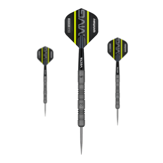 Winmau Michael Van Gerwen Přesné Steeldarts Das Bild zeigt drei Winmau Michael Van Gerwen Exact Steeldarts. Die Darts haben schwarze und gelbe Flights mit der Aufschrift "MVG" und einen silbernen, geriffelten Schaft.
