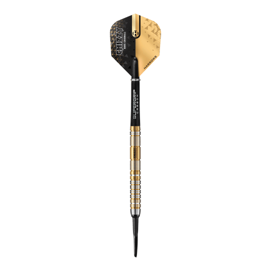 Měkké šipky Harrow's Dave Chisnall Chizzy Series 2 Das Bild zeigt einen Harrows Dave Chisnall Chizzy Series 2 Softdart. Der Dart hat ein modernes schwarzes und goldenes Design mit silbernen und goldenen Ringen am Barrel.