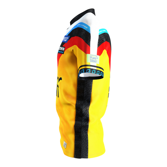 Das Bild zeigt das Target Coolplay Gabriel Clemens 2025 Dartshirt. Das Shirt ist überwiegend gelb mit schwarzen und roten Akzenten sowie Sponsorenlogos.