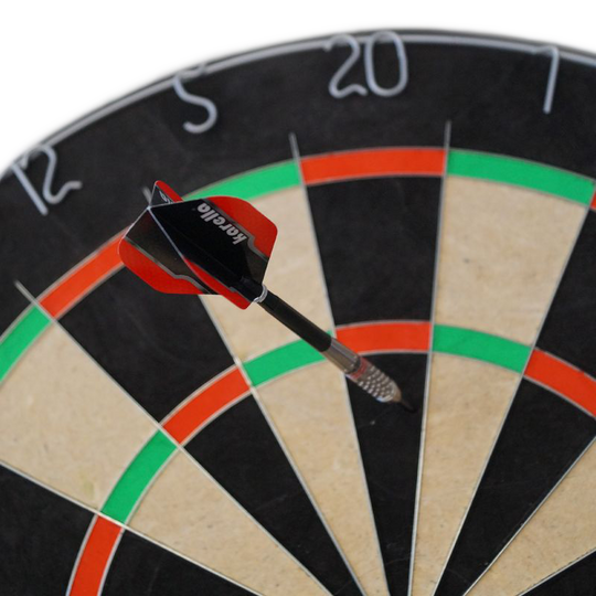 Sada terčů Karella BullOut včetně 2 sad ocelových šipek Zu sehen ist das Karella Dartboard BullOut Set mit zwei Sätzen Steeldarts. Perfekt für Einsteiger und Fortgeschrittene.