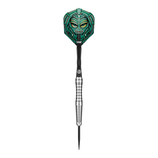 Der Shot Tribal Weapon Toki Steeldart besitzt einen silbernen, geriffelten Barrel und eine schwarze Spitze. Sein Flight zeigt ein auffälliges, grünes Maskenmuster im Tribal-Stil.