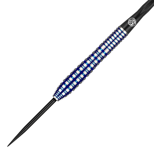 Das Bild zeigt einen Shot Pro Series Nicole Regnaud Renegade Steeldart mit einem Gewicht von 23 Gramm. Der Dart hat ein silber-blaues, gerilltes Barrel und eine schwarze Spitze.