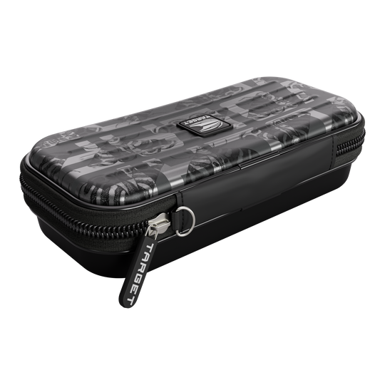 Das Bild zeigt ein elegantes, rechteckiges Dartcase mit einem Reißverschluss und dem Markennamen "Target" am Zipper. Das Case trägt die Bezeichnung "Target Takoma Volar Dartcase" und hat ein modernes, gemustertes Design.