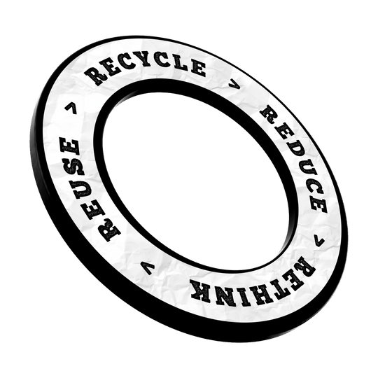 McDart Recyklace Snížení Přehodnocení Znovupoužití Obložení terče Dieses Bild trägt den Dateinamen 'DBS-RRRR1_Surround_Recyle_Reuse_Reduce_Rethink_Schwarz_3'. Es zeigt vermutlich ein schwarzes Surround-Produkt mit Schwerpunkt auf Recycling und Nachhaltigkeit.