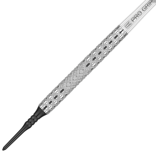 Šipky Target Nastri 11 měkké Das Bild zeigt einen Target Nastri 11 Softdart mit einer silbernen, rautenförmig gemusterten Griff-Fläche. Die Dartspitze ist schwarz und der Schaft trägt die Aufschrift "PRO GRIP".