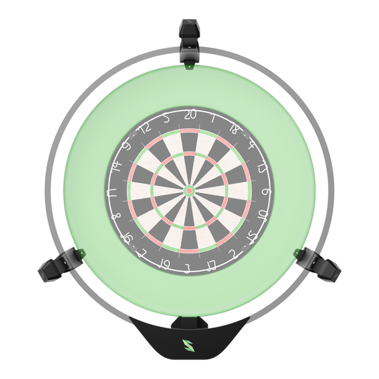 Das Bild zeigt das Scolia Home 2 Electronic Score System, das auf eine Dartscheibe gerichtet ist. Ein rundes, grünes Lichtring-System umrahmt die Dartscheibe.