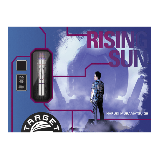 Měkké šipky Target Japan Haruki Muramatsu Rising Sun GEN9 2BA - 21,5g Auf dem Bild ist die Verpackung der "Target Japan Haruki Muramatsu Rising Sun GEN9 2BA Softdarts - 21,5g" zu sehen. Rechts steht eine Person und im Hintergrund ist ein großes, stilisiertes Design mit dem Text "Rising Sun".