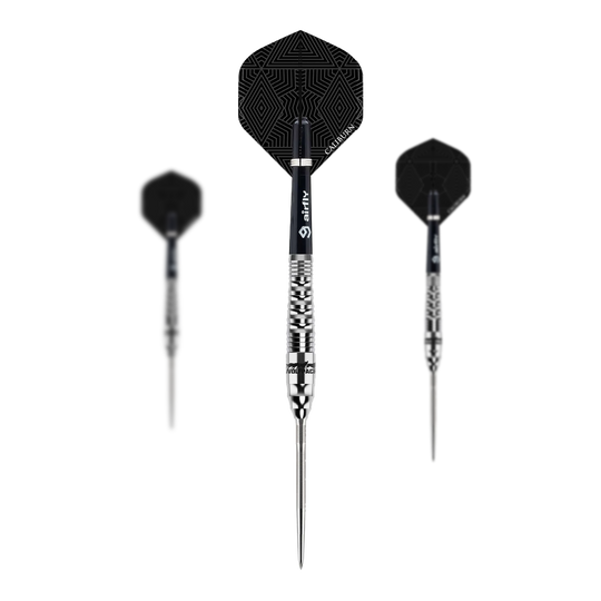 Das Bild zeigt drei Steeldarts des Modells "Caliburn Wolfpack W3" mit einem Gewicht von 21g. Die Darts haben silberne Spitzen und Schäfte sowie schwarze Flights mit geometrischem Muster.