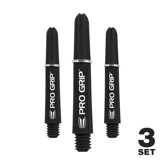 Auf dem Bild sind drei schwarze Pro Grip Dartschäfte zu sehen. Unten rechts steht „3 Set“, was auf ein Set aus drei Stück hinweist.