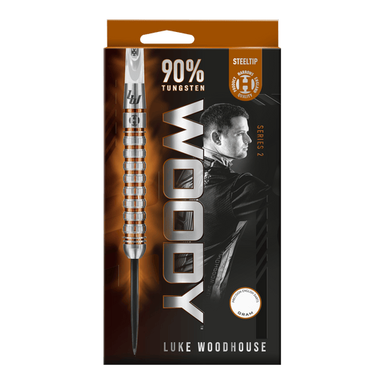 Ocelové šipky Harrow's Luke Woodhouse Series 2 Das Bild zeigt die Verpackung der Harrows Luke Woodhouse Series 2 Steeldarts. Auf der Vorderseite sind ein Dartpfeil, der Name "WOODY" und ein Bild von Luke Woodhouse zu sehen.