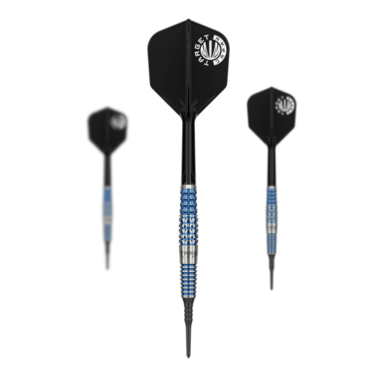 Měkké šipky Target Japan Toru Suzuki Sereno GEN2 - 20g Das Bild zeigt drei Softdarts des Modells "Target Japan Toru Suzuki Sereno GEN2 Softdarts - 20g". Die Darts haben schwarze Flights und ein blau-silbernes Griffstück.