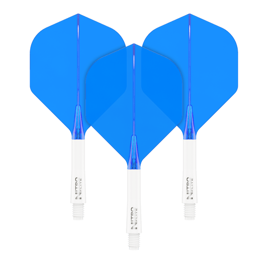 Red Dragon Nitroplite - White Shaft Blue No2 Flights Das Bild zeigt drei blaue Dart-Flights mit weißen Schäften. Sie sind nebeneinander auf schwarzem Hintergrund angeordnet.
