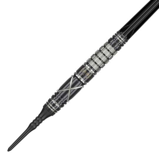 Šipky Target Japan Black Marque Chaos 2 Soft - 19g Auf dem Bild ist ein Softdart der Marke "Target Japan Black Marque Chaos 2" mit 19g Gewicht zu sehen. Der Dartpfeil hat ein schwarzes Design mit silbernen Akzenten und einer geriffelten Griffzone.