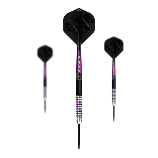 Das Bild zeigt drei Steeldarts des Produkts "Mission James Hurrell Hillbilly Black Purple". Die Darts haben ein schwarz-lilanes Design mit silbernen Akzenten und schwarzen Flights.
