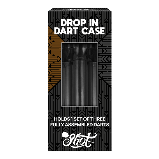 Die Abbildung zeigt das Produkt "Shot Drop In Dartcase - Schwarz". Die Verpackung hält ein Set von drei vollständig zusammengebauten Darts.