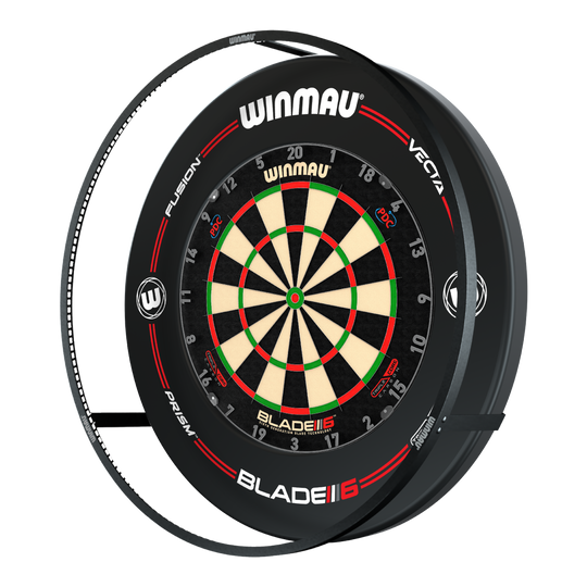 BALÍČEK Plazmové LED osvětlení a prostorový zvuk Winmau Das Bild zeigt das 'Winmau Plasma LED Beleuchtung und Surround Bundle' mit einer Dartscheibe. Um die Scheibe herum befindet sich eine LED-Beleuchtung und ein schwarzer Schutzring.