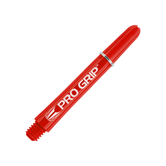 Target Pro Grip Shafts – 3 sady – červená Das Bild zeigt einen roten Dartshaft mit der Aufschrift "PRO GRIP". Der Hintergrund ist ebenfalls rot und weist ein Muster aus Linien auf.