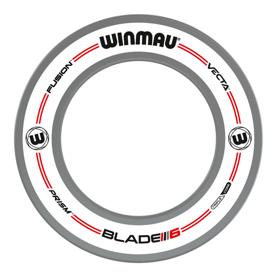 Das Bild zeigt das Winmau Pro-Line Original White Dartboard Surround. Es ist ein weißer, runder Schutzring mit schwarzen und roten Akzenten sowie verschiedenen Aufdrucken.