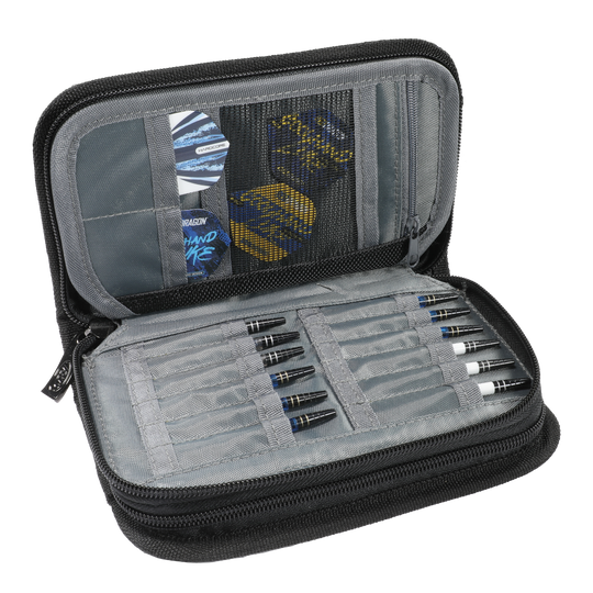 Peněženka na šipky Firestone 2 od Red Dragon Luke Humphries World Champion Das Bild zeigt das geöffnete Dartwallet „Red Dragon Luke Humphries World Champion Firestone 2“. Im Inneren sind mehrere Dartpfeile und Zubehör ordentlich in Fächern verstaut.