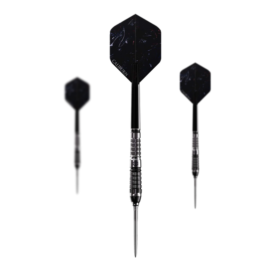 Das Bild zeigt drei schwarze Steeldarts des Modells „Caliburn Sword S5“ mit einem Gewicht von 23,5g. Die Darts haben ein elegantes, modernes Design und sind mit dem Schriftzug „Caliburn“ versehen.