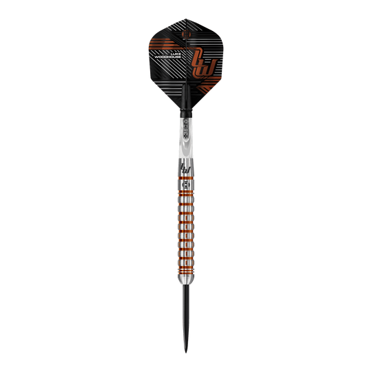 Das Bild zeigt einen Steeldart der Marke "Harrows Luke Woodhouse Series 2". Der Dart hat ein auffälliges Design mit silbernen und bronzefarbenen Ringen am Griff und einer schwarz-orangen Flights.