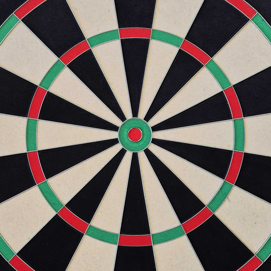Das Bild zeigt eine Nahaufnahme einer klassischen Steeldartscheibe mit schwarzen, weißen, roten und grünen Segmenten. Es handelt sich um das Produkt „Bulls NL Advantage 701 Steeldartboard“.