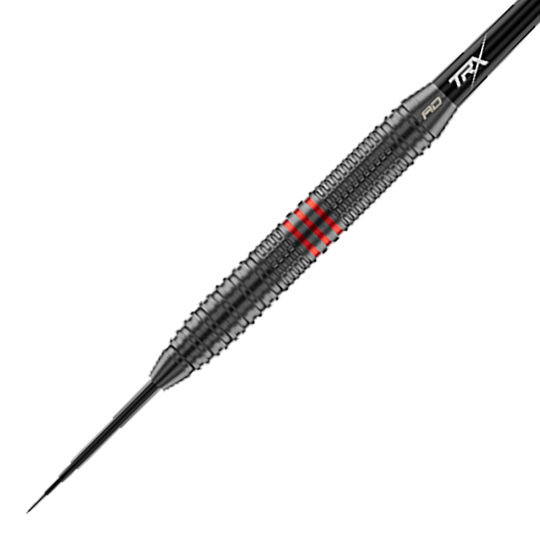 Hier ist ein Red Dragon Jonny Clayton Core Brass Steeldart - 21g aus einer anderen Perspektive zu sehen. Zu erkennen sind die goldenen und silbernen Details sowie ein roter und schwarzer Flight.