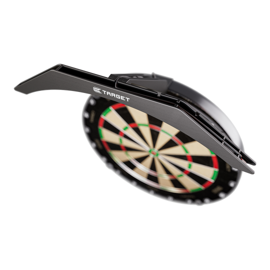 Osvětlení terče Target ARC V2 Das Bild zeigt die "Target ARC V2 Dartboard Beleuchtung", die über einem Dartboard angebracht ist. Die Beleuchtung sorgt für optimale Ausleuchtung der Dartscheibe beim Spielen.
