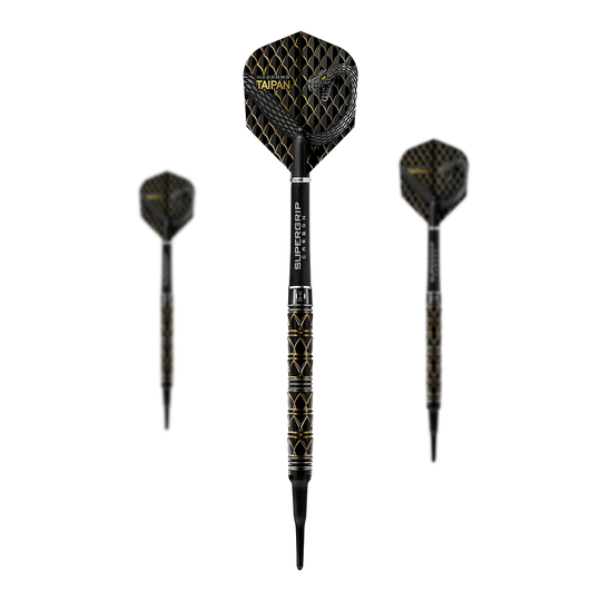 Měkké šipky Harrows Taipan Das Bild zeigt drei Harrows Taipan Softdarts mit schwarzem und goldenen Design. Im Vordergrund ist ein Dartpfeil deutlich zu sehen, während zwei weitere im Hintergrund stehen.