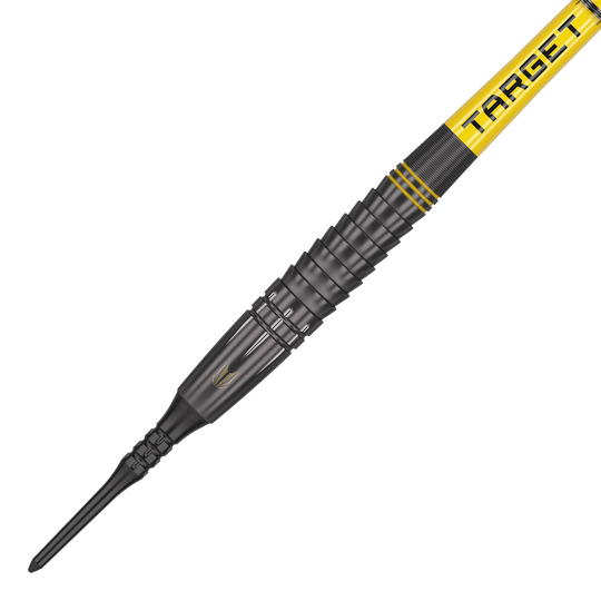 Šipky Target Scott Williams Shaggy Black Soft - 20g Das Bild zeigt einen schwarzen Softdart mit gelben Akzenten und der Aufschrift "TARGET". Es handelt sich um das Produkt "Target Scott Williams Shaggy Black Softdarts - 20g".