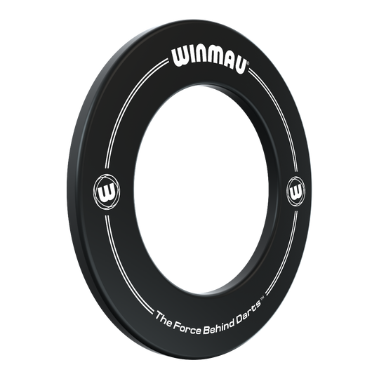 Winmau Dartboard Surround 2022 Das Bild zeigt einen schwarzen Dartboard-Surround-Ring der Marke Winmau. Auf dem Ring stehen die Worte „WINMAU“ und „The Force Behind Darts“.