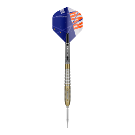 Terč Raymond Van Barneveld Chrono 95 Swiss Point Steel Darts Dies ist ein Steeldart der Marke Target, Modell Raymond Van Barneveld Chrono 95 Swiss Point. Der Dart hat ein modernes Design mit gold-silbernem Barrel und einem blauen Flight mit orangen Details.