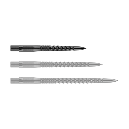 Das Bild zeigt drei schwarze Steeldartspitzen mit einer geriffelten Oberfläche. Sie sind nebeneinander angeordnet und haben eine spitz zulaufende Form.