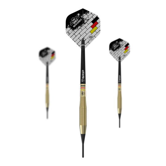 Šipky Bulls Martin Schindler The Wall Brass Softdarts - 18g Das Bild zeigt drei Softdarts des Modells "Bulls Martin Schindler The Wall Brass" mit einem Gewicht von 18g. Die Flights sind mit einem Mauer-Design und den Farben der deutschen Flagge verziert.