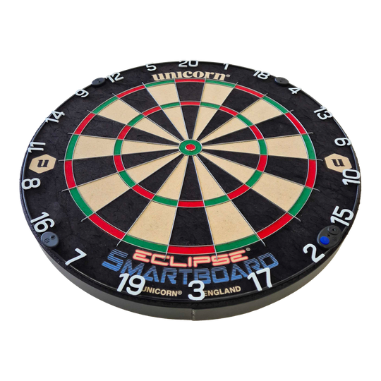 Ocelový terč Unicorn Eclipse Smartboard Das Bild zeigt das Produkt "Unicorn Eclipse Smartboard Steeldartboard". Es ist eine runde Dartscheibe mit farbigen Segmenten und weißen Zahlen am Rand.