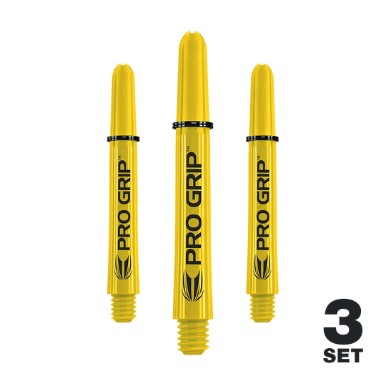 Auf dem Bild sind drei gelbe Dartschäfte mit der Aufschrift „PRO GRIP“ zu sehen. In der rechten unteren Ecke steht „3 SET“.