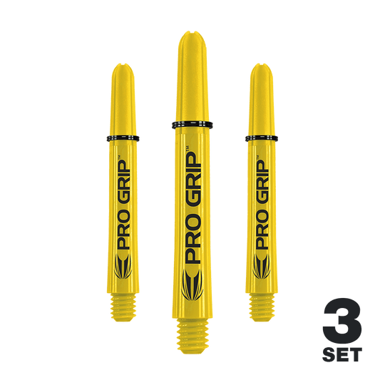 Target Pro Grip Shafts – 3 sady – žlutá Auf dem Bild sind drei gelbe Dartschäfte mit der Aufschrift „PRO GRIP“ zu sehen. In der rechten unteren Ecke steht „3 SET“.