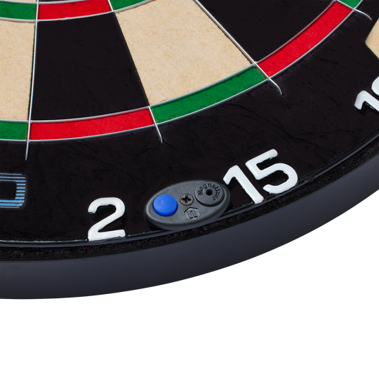 Ocelový terč Unicorn Eclipse Smartboard Das Bild zeigt einen Ausschnitt eines Steeldartboards mit den Zahlen 2 und 15. Es handelt sich um das Produkt "Unicorn Eclipse Smartboard", das auch einen kleinen blauen Knopf am Rand besitzt.
