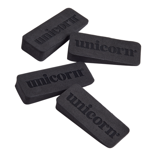 Klínky na terč s jednorožcem Auf dem Bild sind vier schwarze Keile mit dem Aufdruck "unicorn" zu sehen. Es handelt sich um Dartboard-Wedges, die zum Ausgleichen und Befestigen einer Dartscheibe verwendet werden.