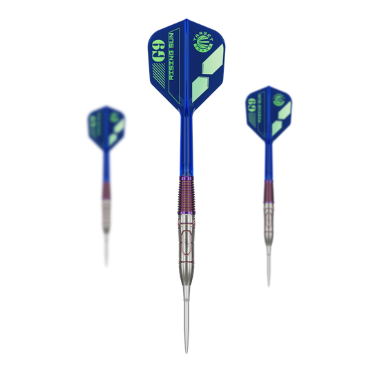Auf dem Bild sind drei Steeldarts des Modells "Target Japan Haruki Muramatsu Rising Sun GEN9" zu sehen. Die Darts haben blaue Flights und silberne Spitzen.