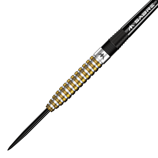 Mission Oskar Lukasiak černé zlato PVD ocelové šipky - 22g Das Bild zeigt einen Steeldart mit silbernen und goldenen Rillen auf dem Barrel. Es handelt sich um den "Mission Oskar Lukasiak Black Gold PVD Steeldart - 22g".