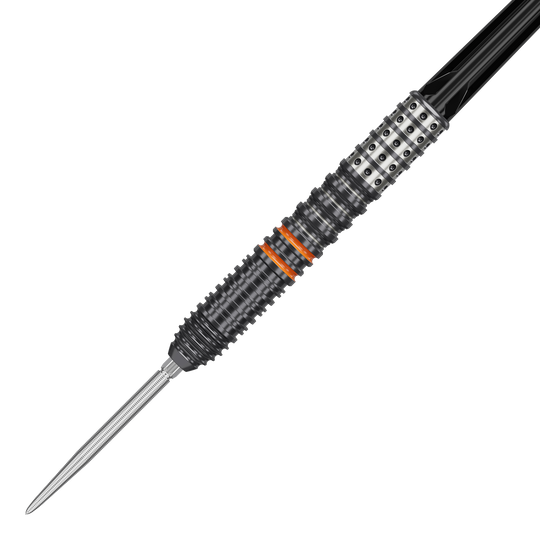 Das Bild zeigt einen Target Japan Black Marque Morpheus GEN2 Steeldart. Der Dartpfeil hat ein schwarzes, geriffeltes Griffstück mit silbernen und orangenen Akzenten.