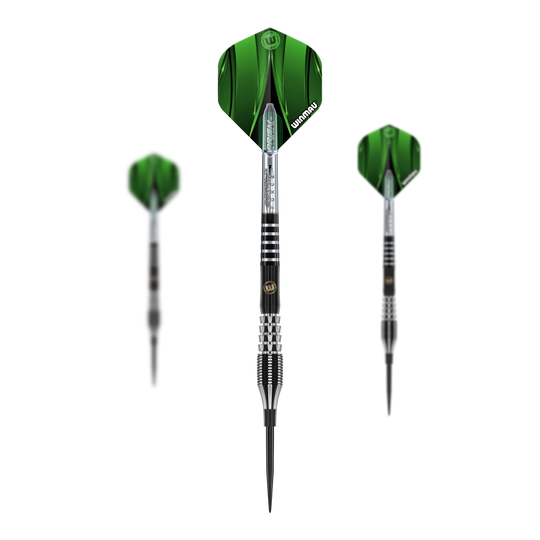 Das Bild zeigt drei Winmau Sniper Special Edition V1 Steeldarts mit grünen Flights. Die Darts haben silberne und schwarze Griffringe sowie eine schlanke, präzise Form.
