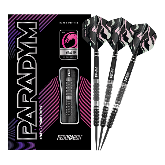 Šipky Red Dragon Paradym Tapered Steel Das Bild zeigt das Produkt "Red Dragon Paradym Tapered Steeldarts" mit einer schwarzen Verpackung und drei Steeldarts. Die Darts haben schwarze, silberne und rosafarbene Details sowie auffällige Flights.
