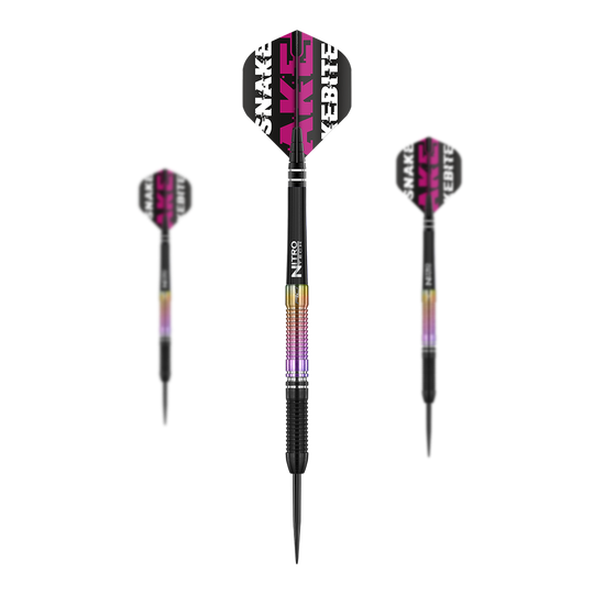 Šipky Red Dragon Peter Wright Snakebite World Champion 2020 Steel Darts Das Bild zeigt drei Steeldarts des Modells "Red Dragon Peter Wright Snakebite World Champion 2020 Edition". Die Darts haben schwarze und lila Akzente sowie Flights mit dem Schriftzug "Snakebite".