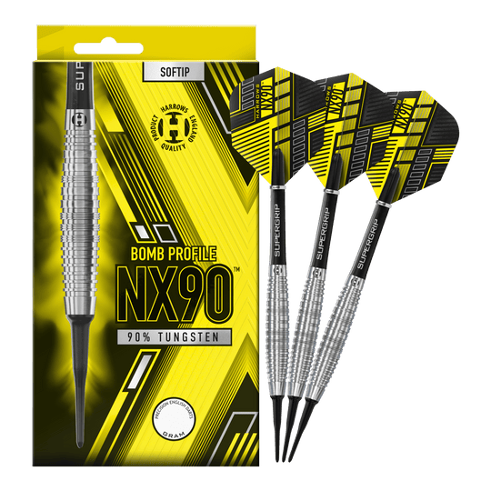 Měkké šipky Harrows NX90 Bomb Das Bild zeigt eine Packung Harrows NX90 Bomb Softdarts mit auffälligem gelb-schwarzem Design. Neben der Verpackung sind drei Softdarts mit silbernen Griffen und schwarzen Flights zu sehen.