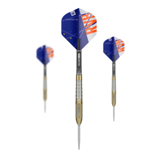Terč Raymond Van Barneveld Chrono 95 Swiss Point Steel Darts Das Bild zeigt drei Steeldarts der Marke "Target Raymond Van Barneveld Chrono 95 Swiss Point". Die Darts haben blaue Flights mit orangefarbenem Schriftzug und einen silber-goldenen Schaft.