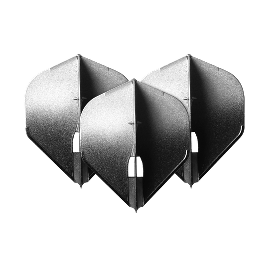 Dvoubarevné letky L-L-Style1PRO Auf dem Bild sind drei silberfarbene Dart-Flights in Pfeilform zu sehen. Die Flights stehen dicht nebeneinander und haben einen metallischen Glanz.