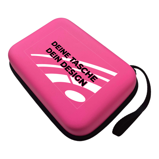 Pouzdro na šipky System-4 s vaším designem Das Bild zeigt ein Produkt mit dem Dateinamen MCS4-Pink_McDart_System4_Dartcase_Mit_Wunschdruck_Pink_1. Die Aufnahme präsentiert das Produkt aus einer anderen Perspektive.